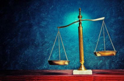 Ungleiche Bezahlung von Kindergartenlehrpersonen dargestellt durch Waage (© Jerry Sliwowski / Fotolia.com)