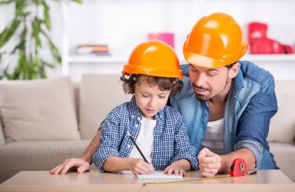 Immer mehr Männer entscheiden sich bewusst für eine Teilzeitarbeit, um sich vermehrt der Familie zu widmen. (© Vadim Guzhva / Fotolia)