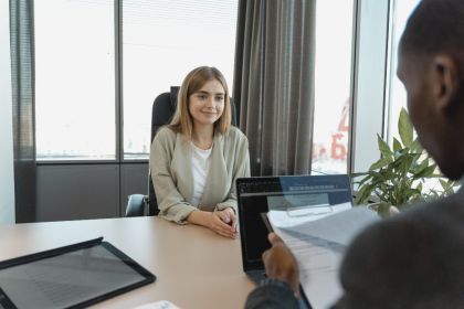 Eine Absage ist nicht immer das Ende. Mit einer überzeugenden zweiten Bewerbung kann sich eine neue Chance ergeben. Foto: Pexels