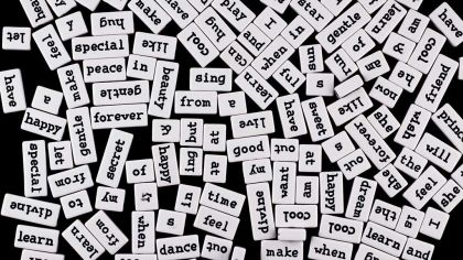 Textgrafik mit verschiedenen Begriffen zur Veranschaulichung des Themas Jugendsprache. Foto: Pexels