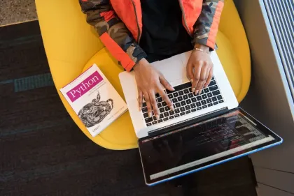 Mit der Initiative «PyGirls» sollen junge Mädchen für MINT-Berufe begeistert werden. Foto: Pexels