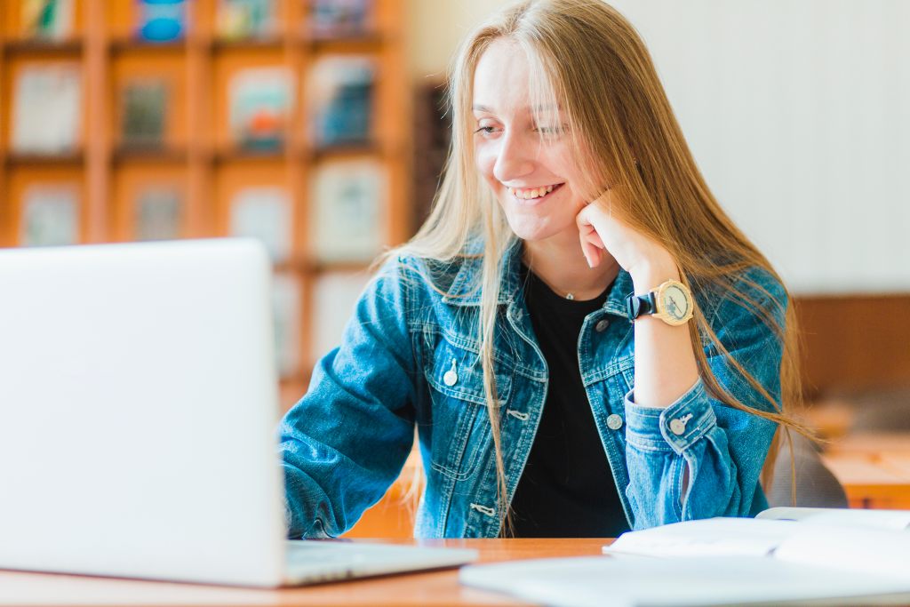 Lob und Komplimente tun der Seele nicht nur während eines Online-Kurses gut. Foto: Magnific