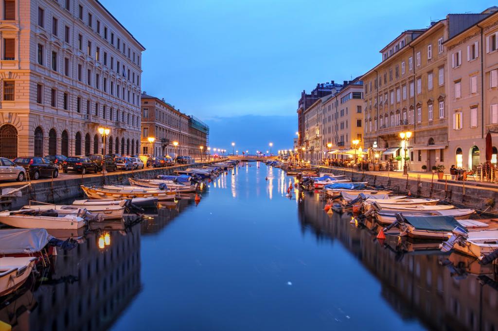Faszination Fremdsprachen lernen - Abendstimmung am Canale Grande in Triest. (&copy; Mihai-Bogdan Lazar / Fotolia)