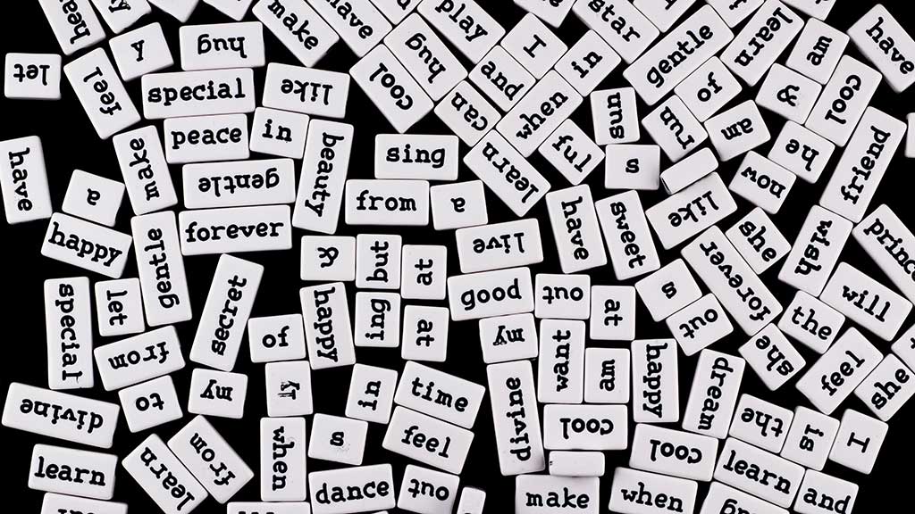 Textgrafik mit verschiedenen Begriffen zur Veranschaulichung des Themas Jugendsprache. Foto: Pexels