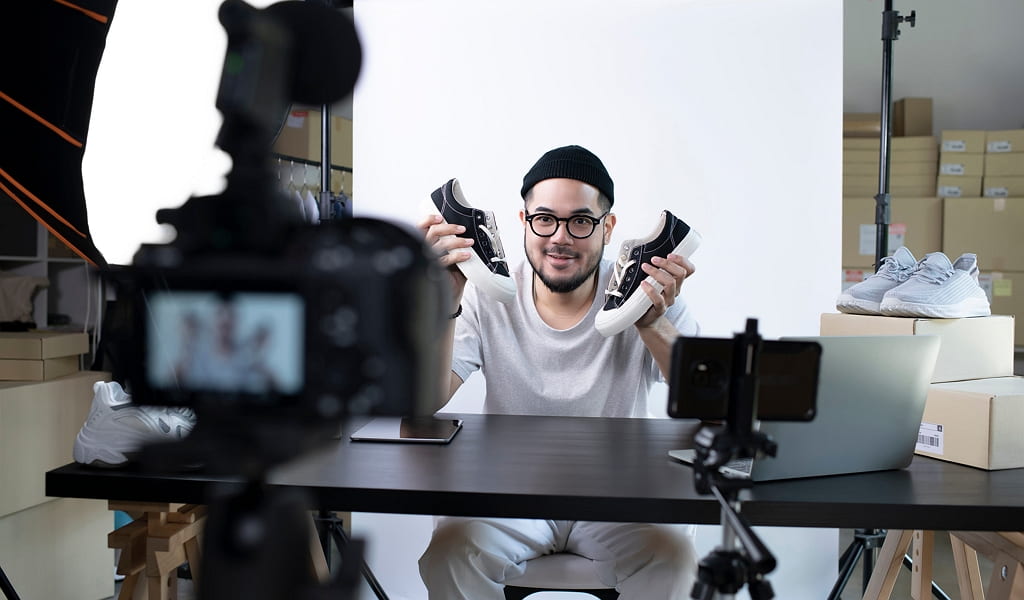 Influencer beim Dreh eines Videos f&uuml;r einen Social-Media-Post. Foto: Adobe Stock