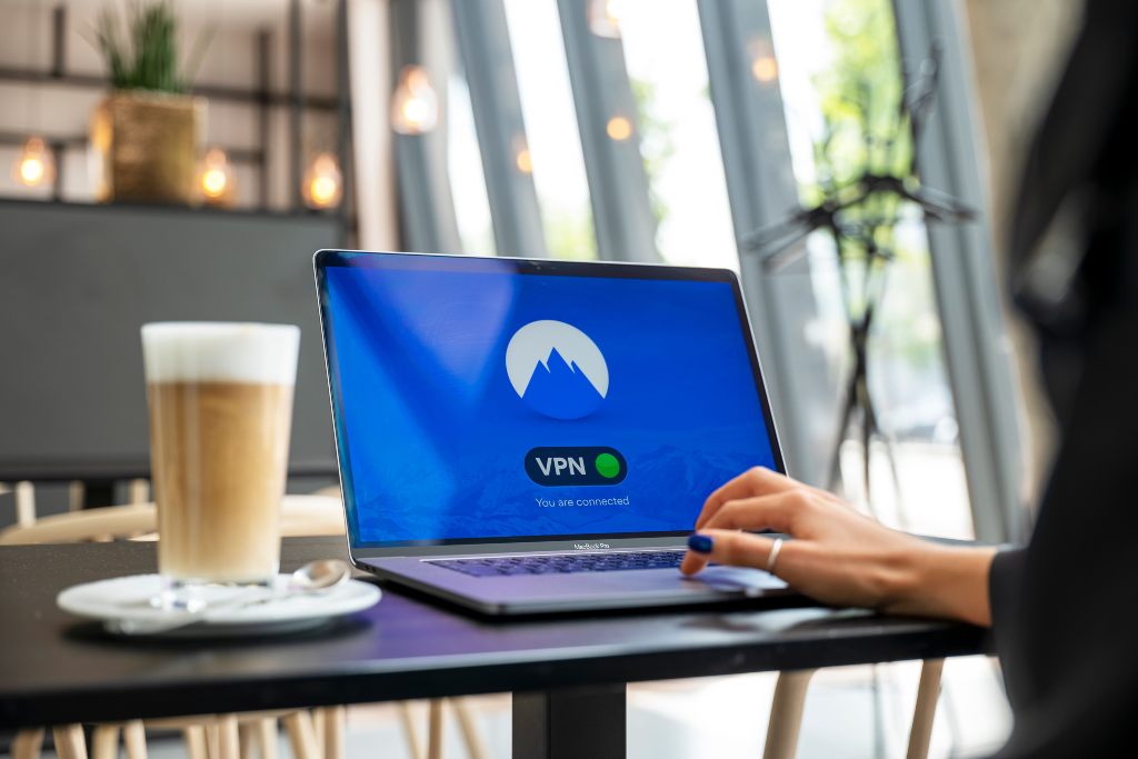 Ohne VPN solltest du im öffentlichen WLAN auf sensible Logins und Banking verzichten. Foto: Pexels