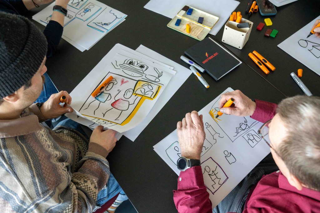 Ob im Austausch mit anderen oder bei der individuellen Vertiefung – der Lehrgang verbindet Theorie, Praxis und Reflexion. Foto: EB Zürich